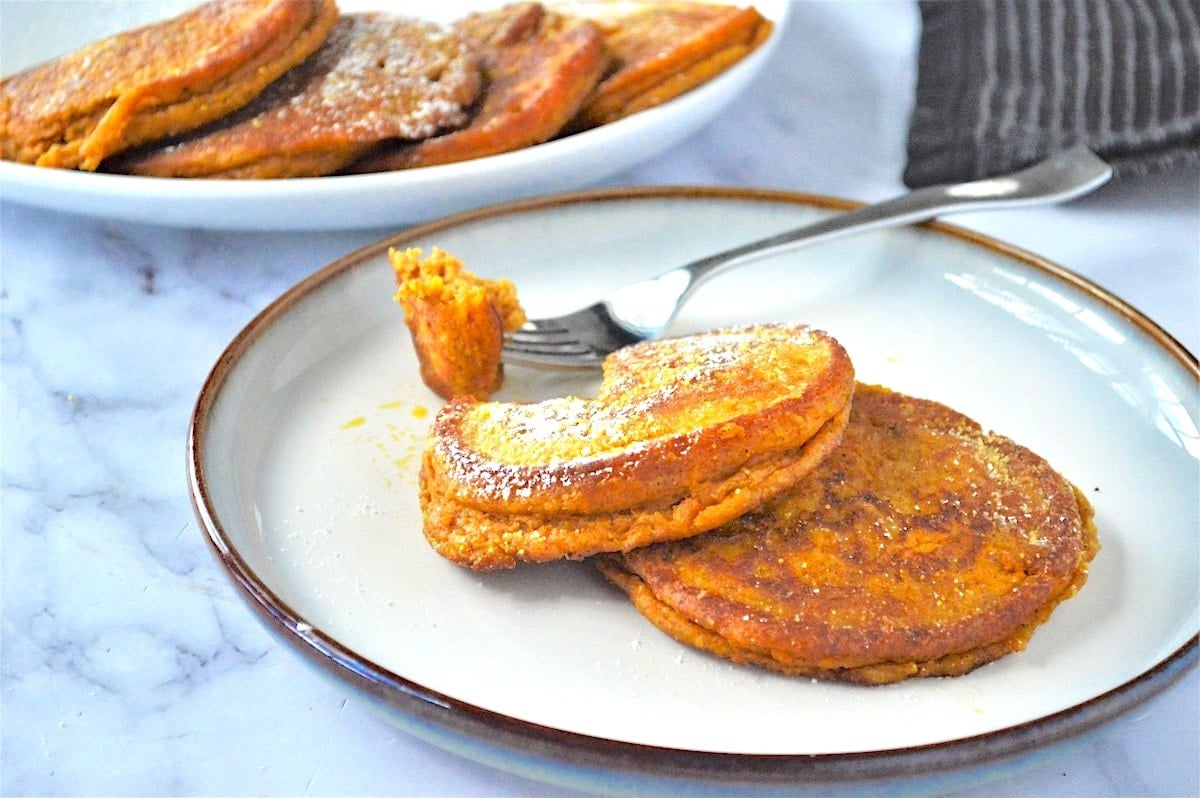 crispy golden arepa di pampuna on a plate.