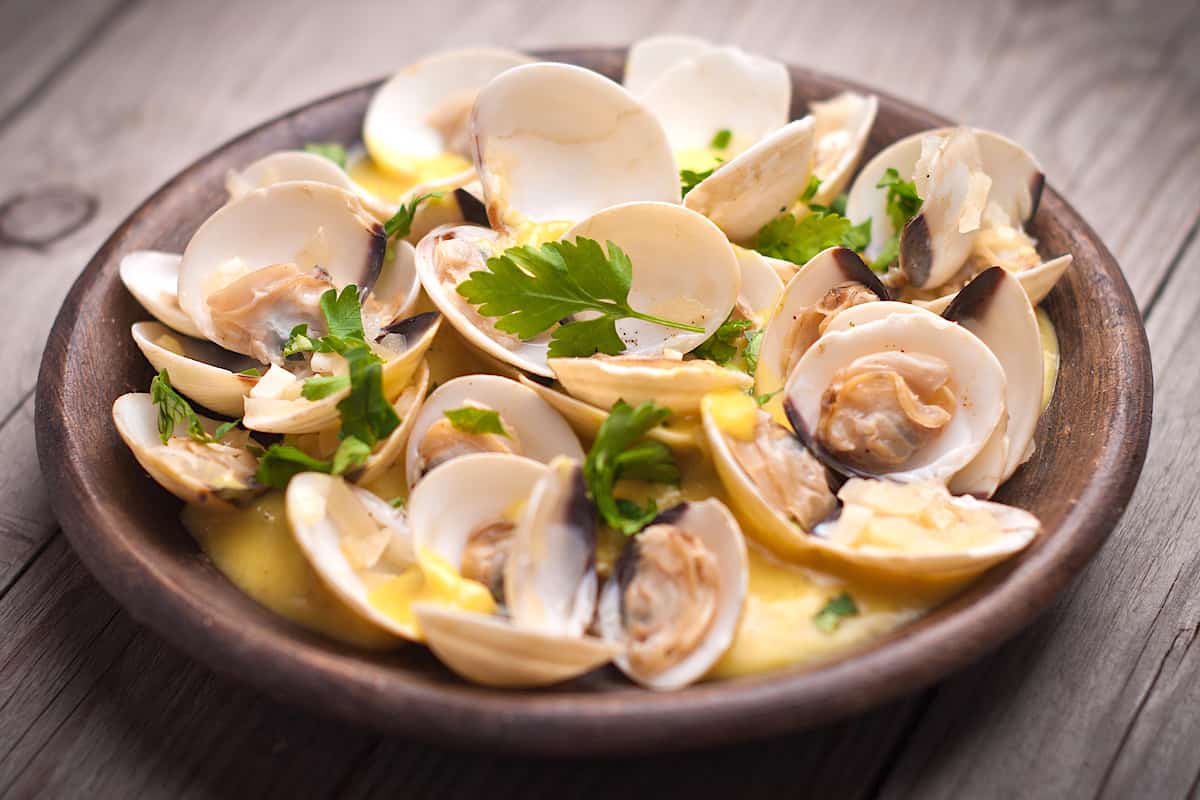 amêijoas à bolhao pato of Portugal in a bowl.