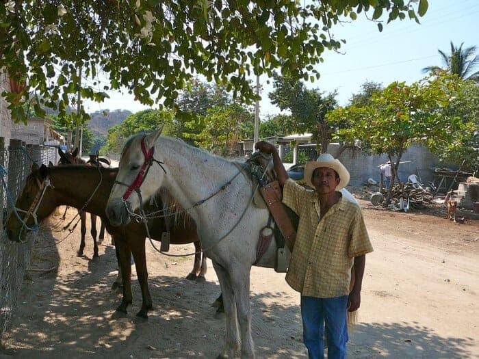 Horses and guide in San Jose Manialtepec