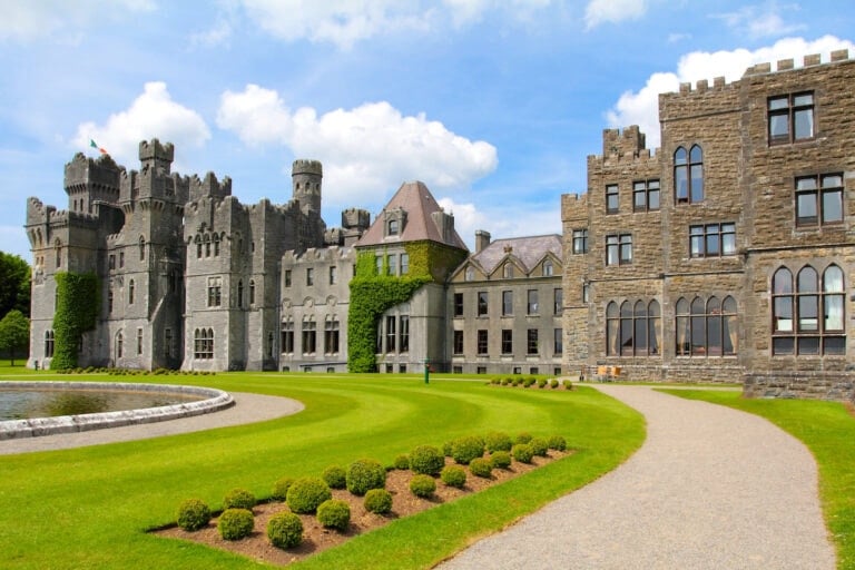 A luxury castle hotels in Ireland with garden. alnd