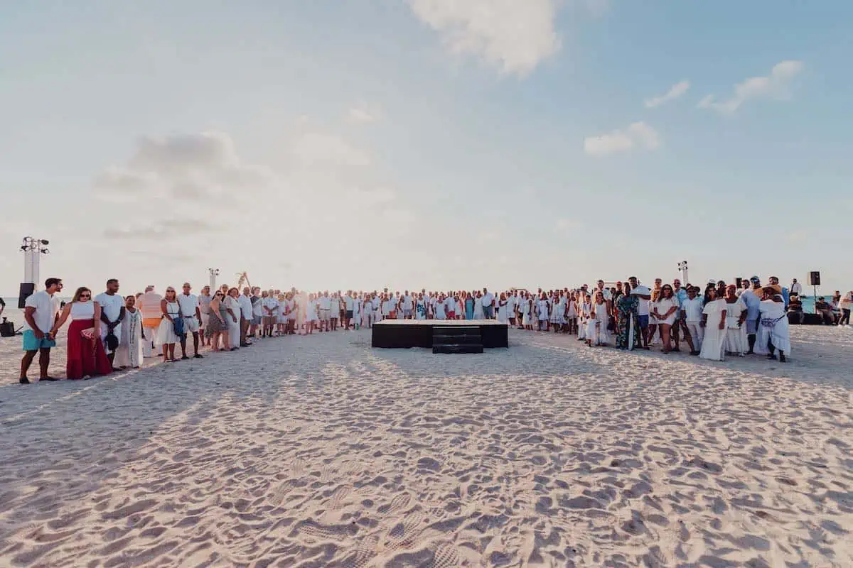 Couples renewing their vows for free in Aruba. Credit: Aruba Tourism Authority)