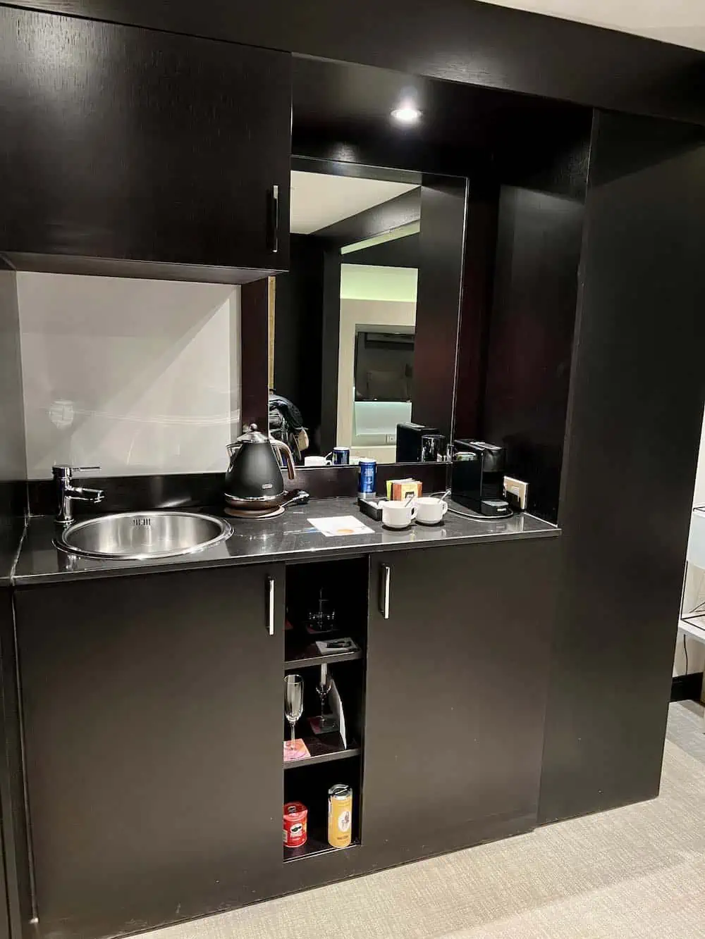 Kitchenette/bar with kettle, sink and coffeemaker.