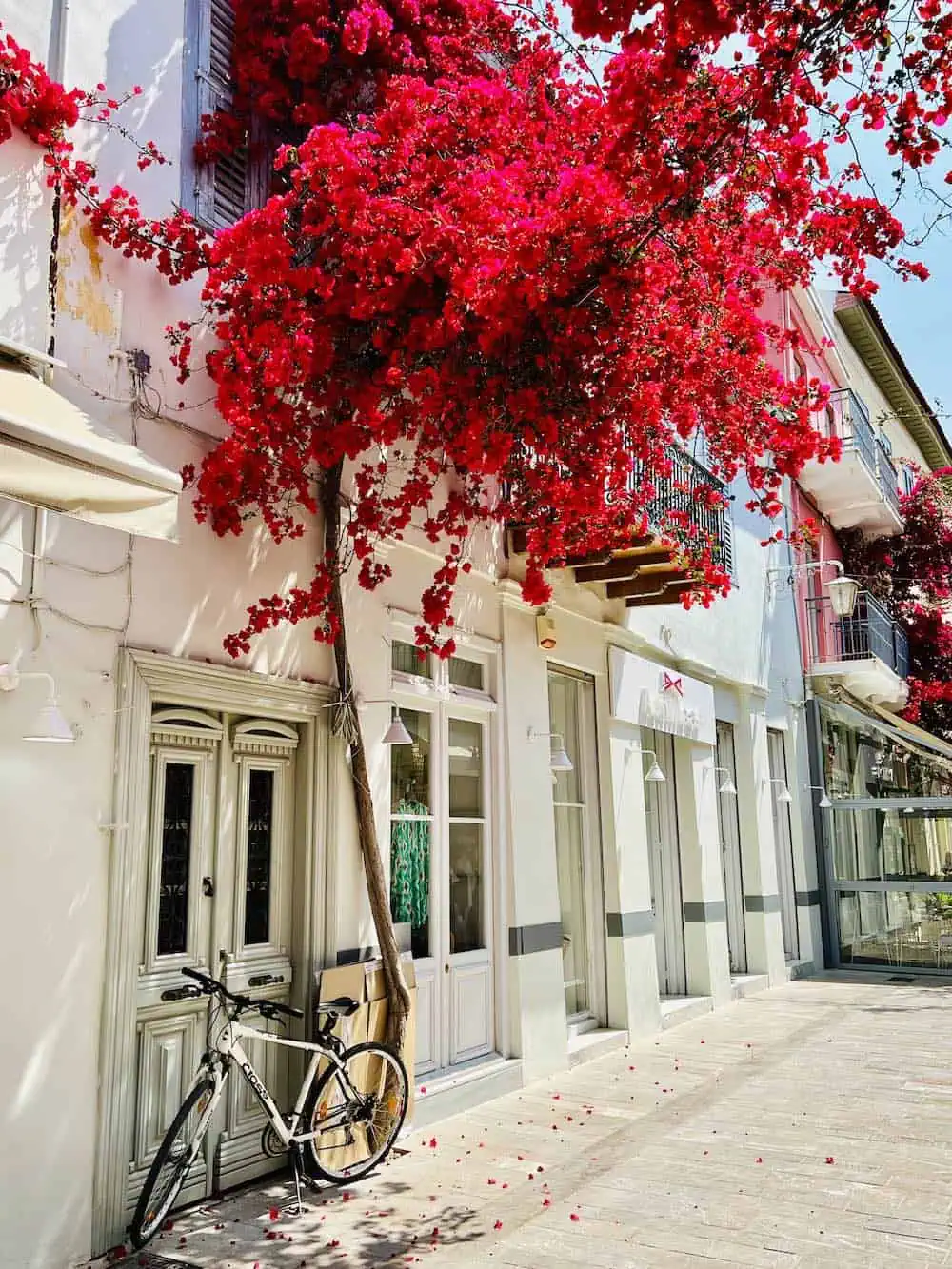 White-washed building in Nafplio. (Credit: Francisco Sanchez)