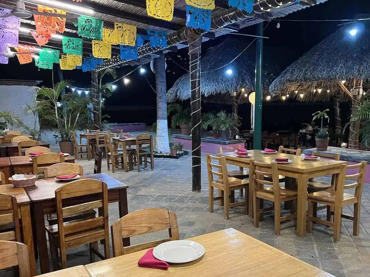 Interior of Restaurante Ve El Mar, a romantic restaurant in Huatulco.