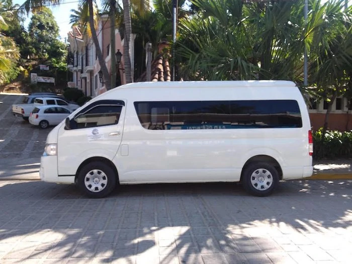 Shuttle van from Huatulco Airport to Puerto Escondido with Oscar Flores 