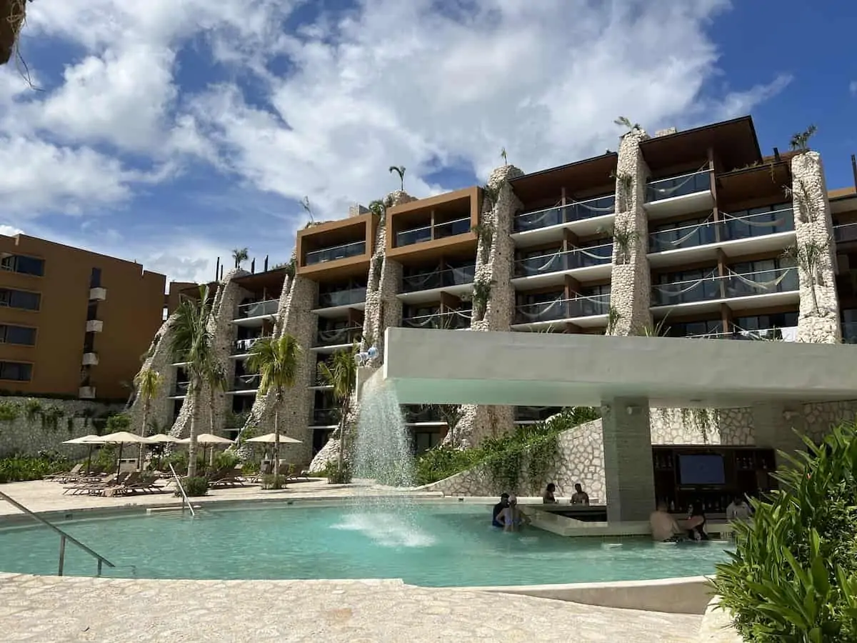 Swim up pool bar in front of Casa de la Pirámide.